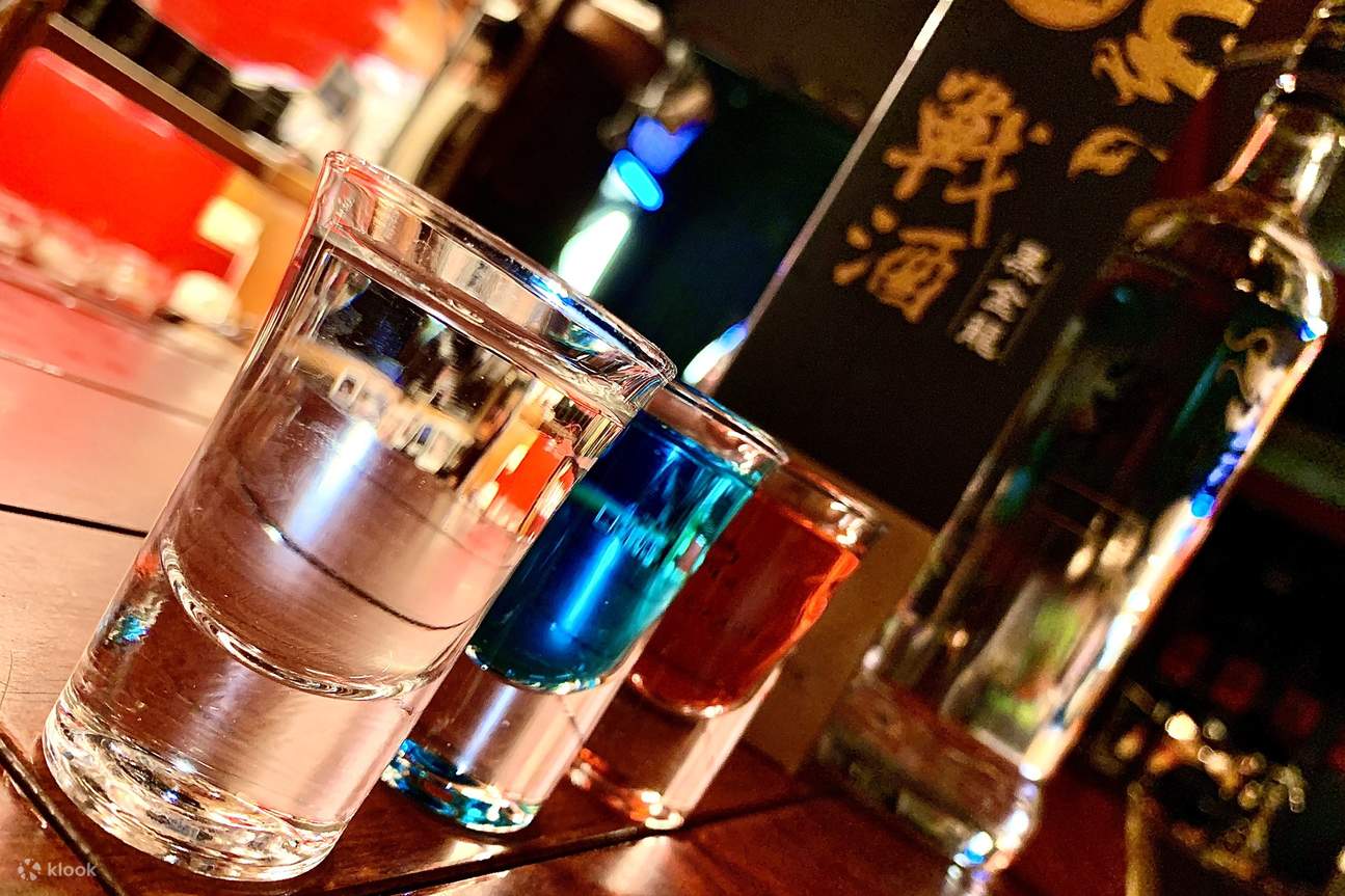 Ba ly rượu chiến đã pha sẵn trên bàn.